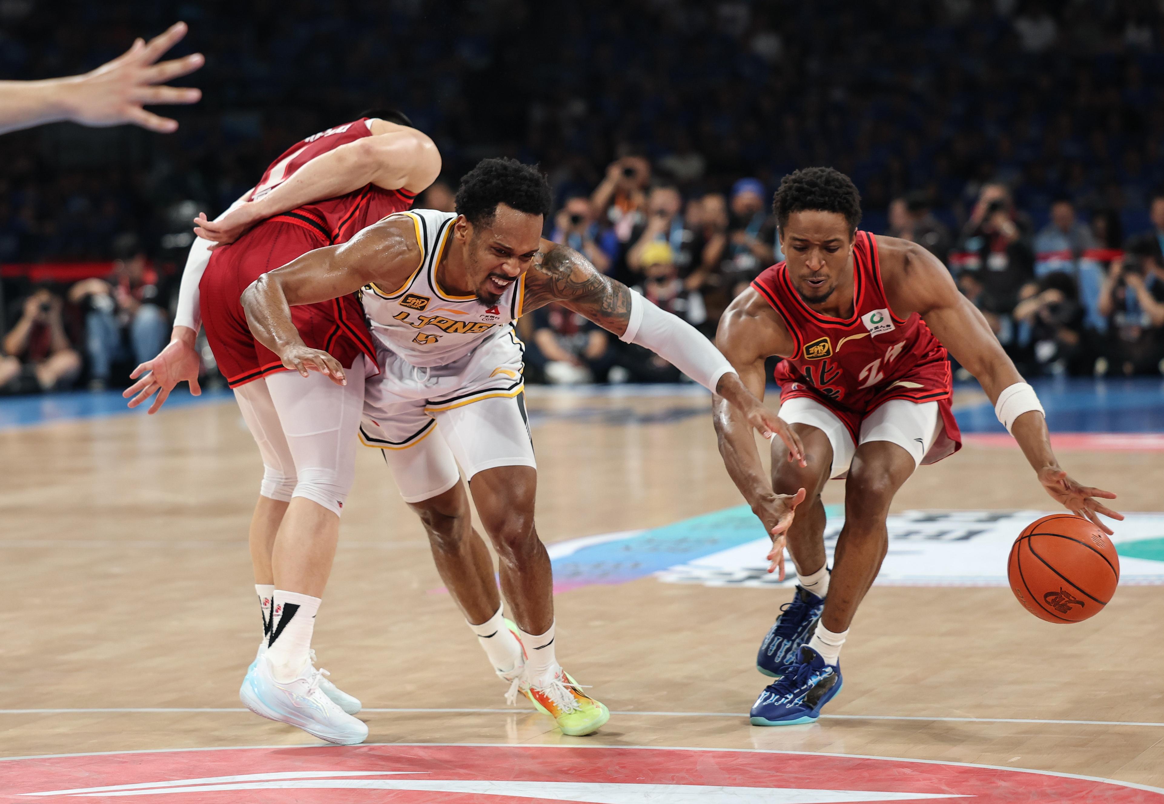 关于今晨广州队备战NBA季后赛,复出首秀细节曝光,赛场秩序良好,更衣室氛围转暖的信息 关于今晨广州队备战NBA季后赛,复出首秀细节曝光,赛场秩序良好,更衣室氛围转暖的信息